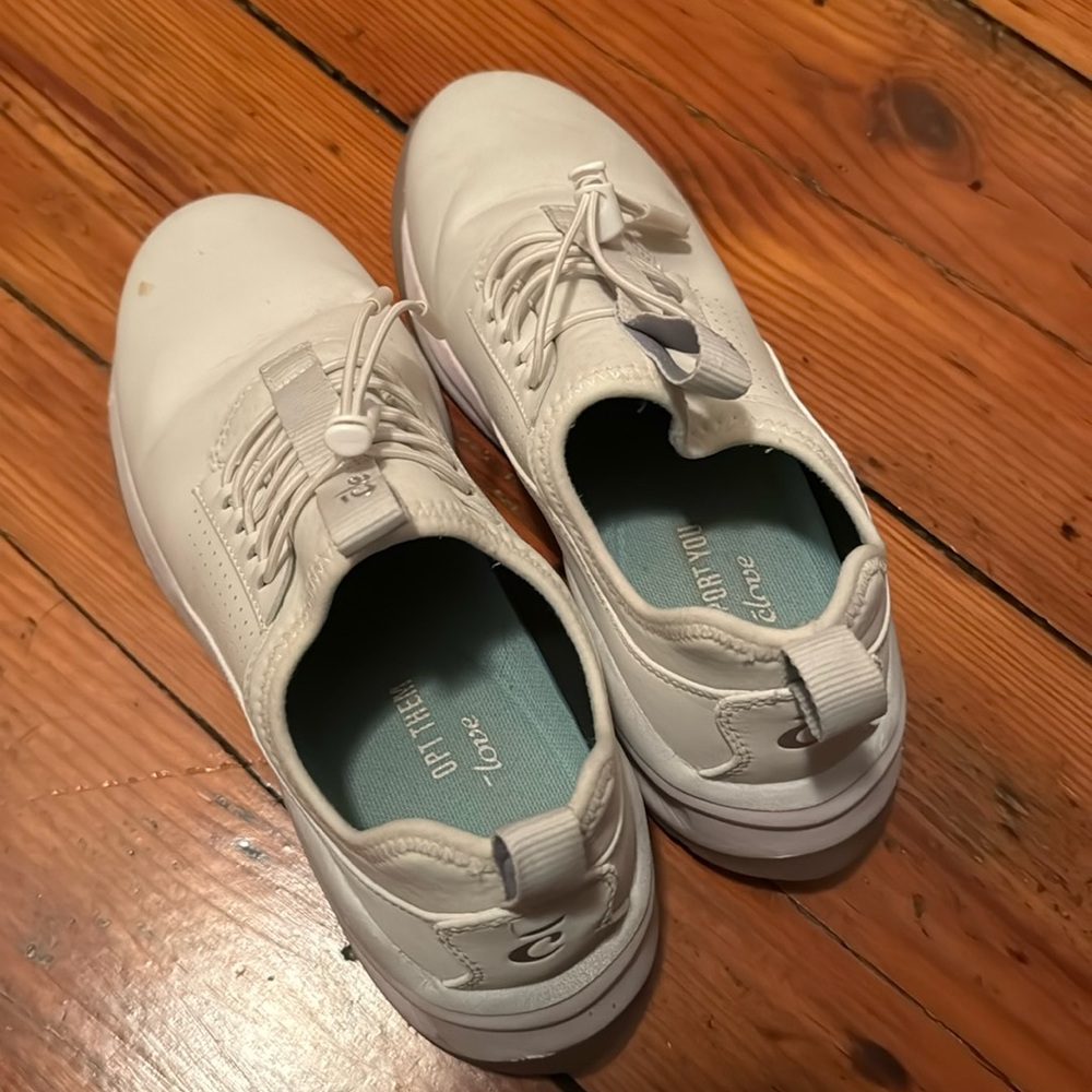 Clove sneakers